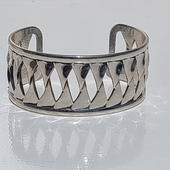 Lia Sophia "Shockwave" Silver Tone Individual Twisted Slats Cuff Bracelet - Picture 1 of 7